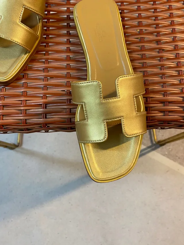 Hermès Oran Slide صندل جلدي ذهبي معدني 3