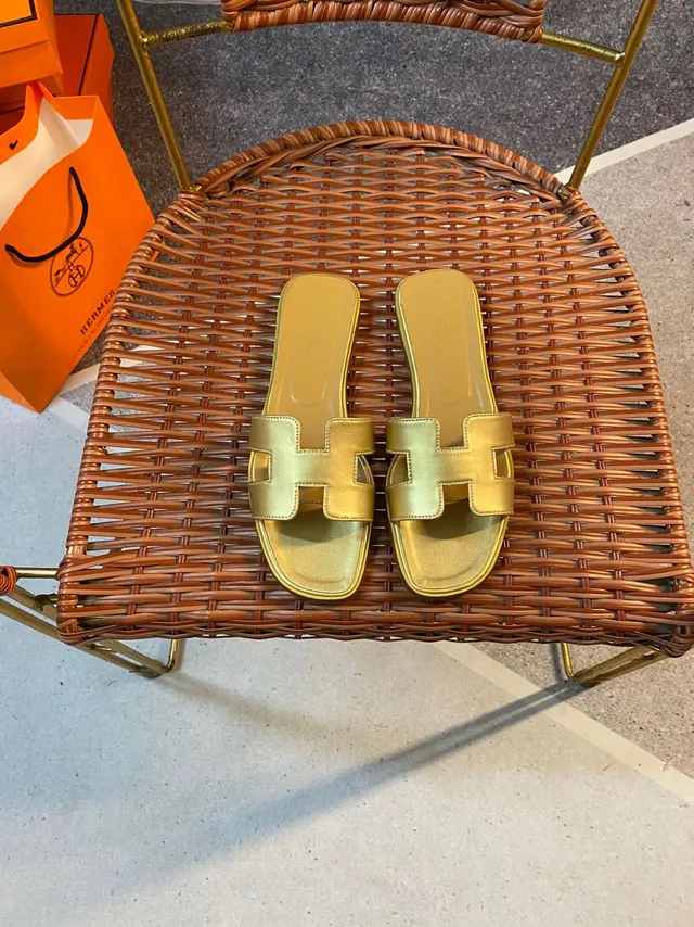 Hermès Oran Slide صندل جلدي ذهبي معدني 4