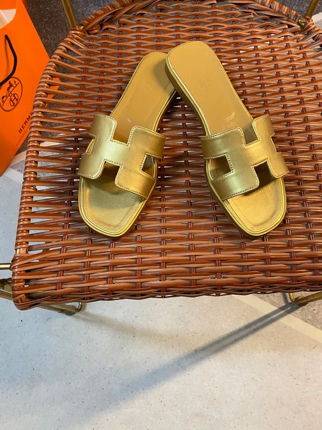 Hermès Oran Slide صندل جلدي ذهبي معدني 5