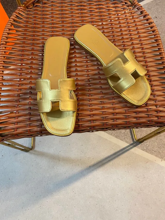 Hermès Oran Slide صندل جلدي ذهبي معدني 6