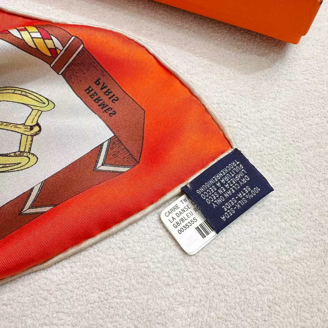 Hermès नारंगी भूरी घुड़सवार पैटर्न किनारेदार वर्गाकार रेशम स्कार्फ 2