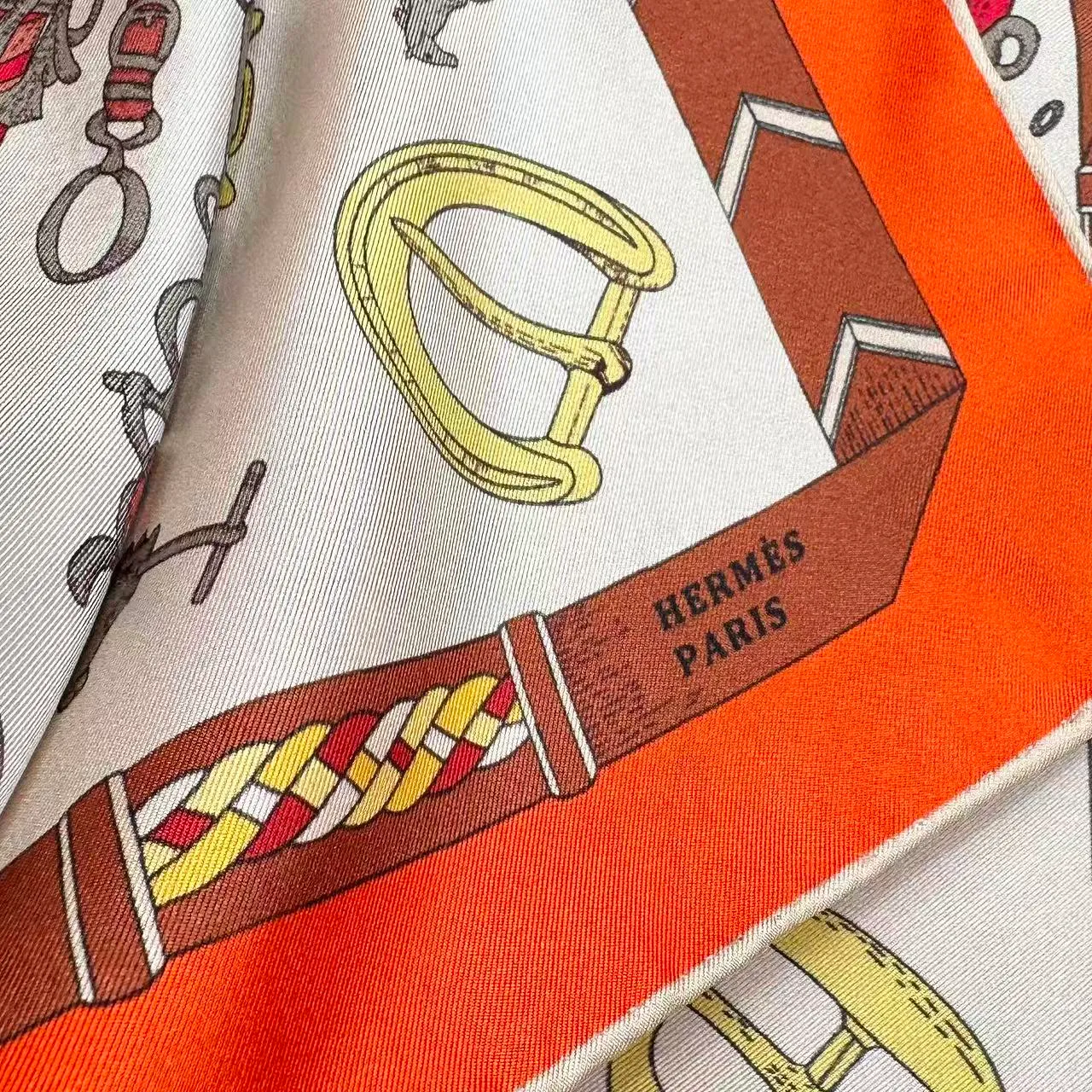 Hermès नारंगी भूरी घुड़सवार पैटर्न किनारेदार वर्गाकार रेशम स्कार्फ 3