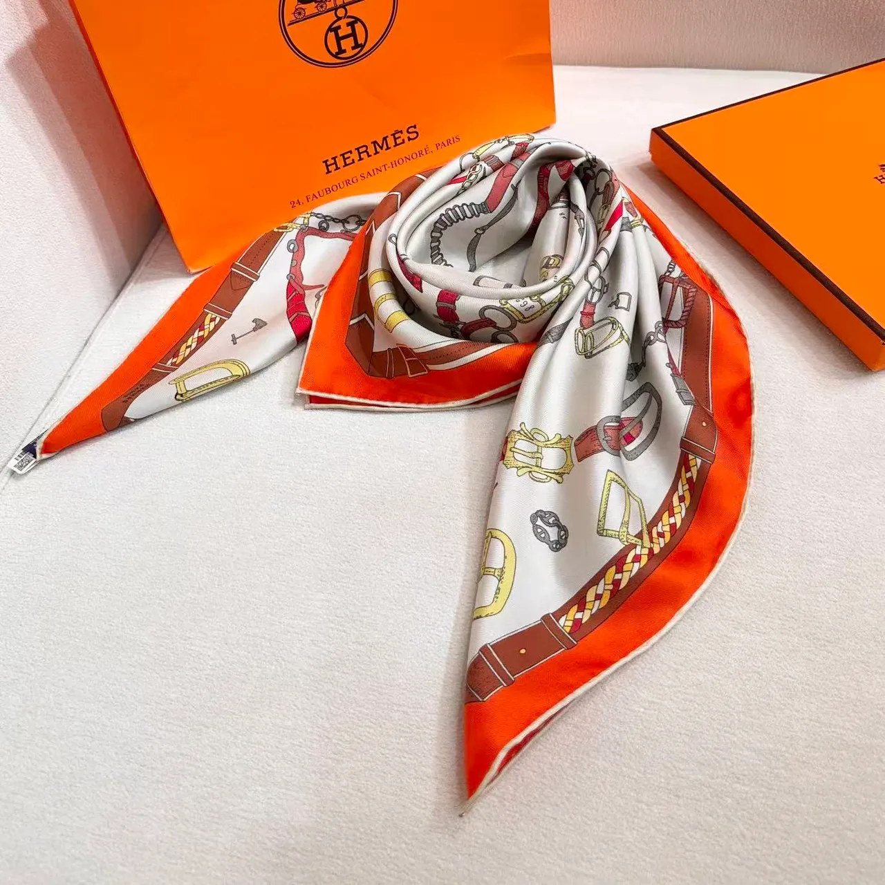 Hermès नारंगी भूरी घुड़सवार पैटर्न किनारेदार वर्गाकार रेशम स्कार्फ 4