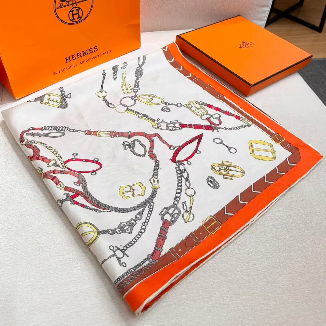 Hermès नारंगी भूरी घुड़सवार पैटर्न किनारेदार वर्गाकार रेशम स्कार्फ 6