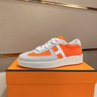 Hermès কমলা ধূসর লো-টপ স্যুয়েড এবং মেশ উপরের লাইফস্টাইল স্নিকার্স