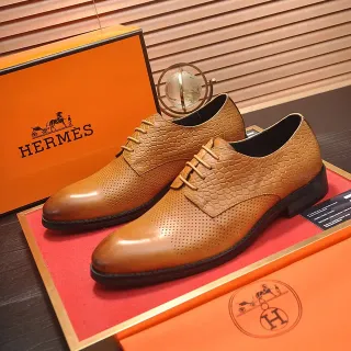 Hermès Chaussures Oxford perforées en cuir avec motif de serpent embossé couleur tan