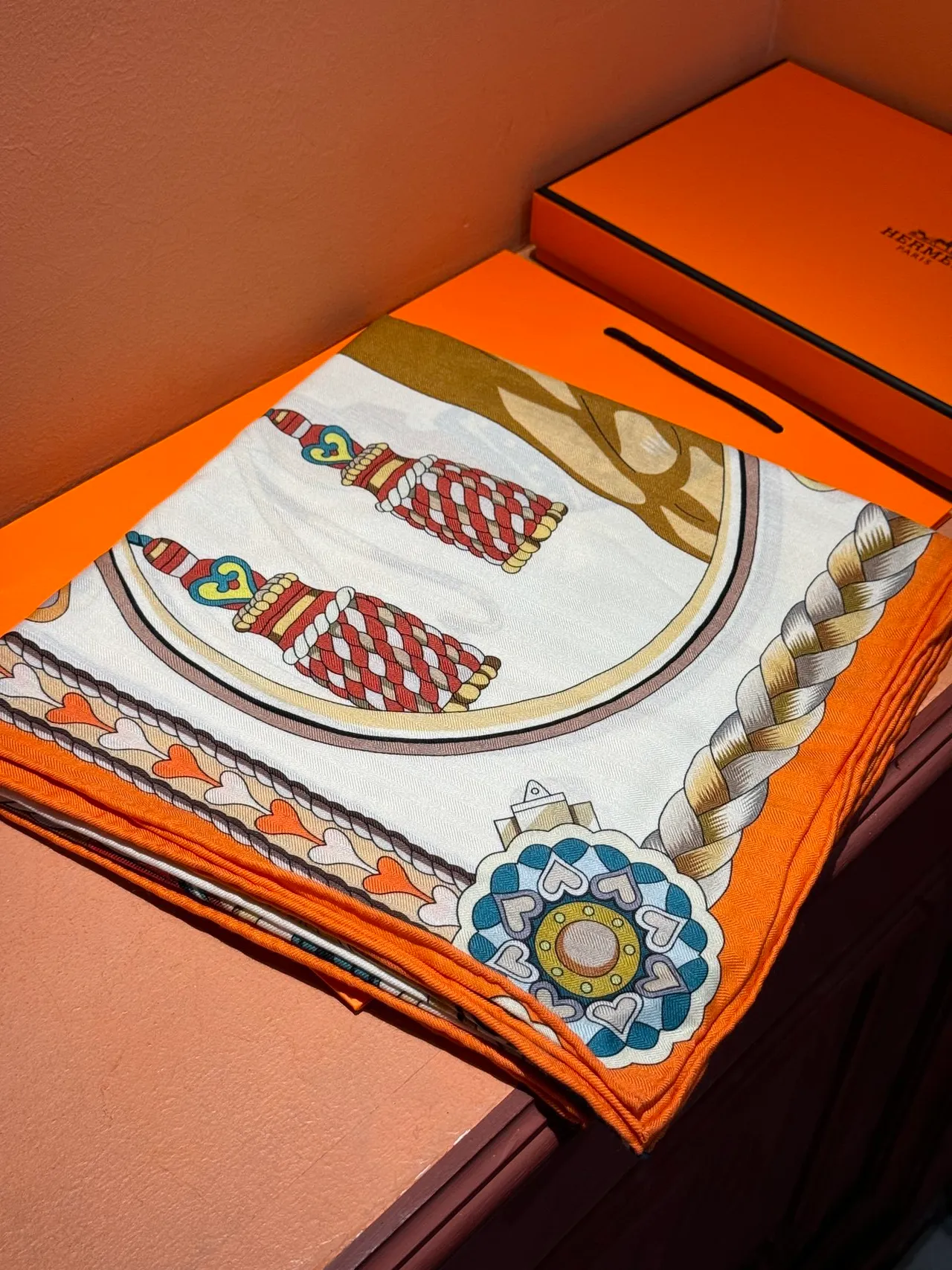 Hermès मुद्रित सजावटी प्रतीक नारंगी किनारा रेशम स्कार्फ 6