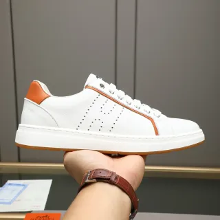 Hermès সাদা ও কমলা রঙের ছিদ্রযুক্ত চামড়া লাইফস্টাইল স্নিকার্স