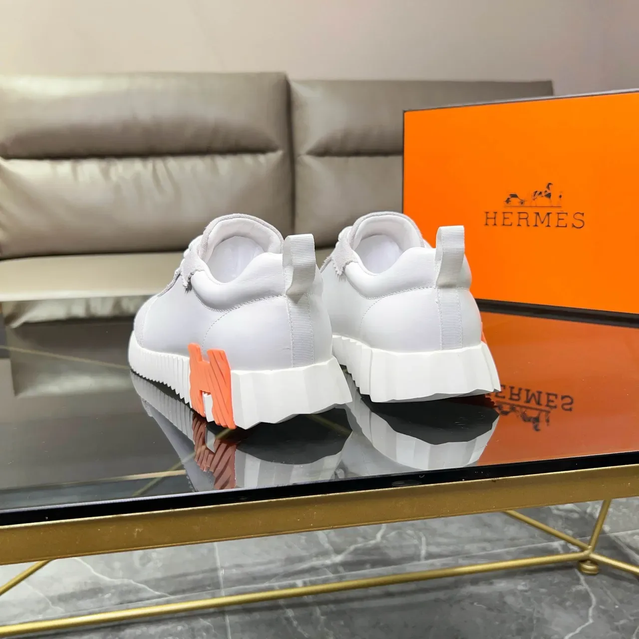Hermès White Orange नعل منحوت ذو تسنين متباين ألواح سويدي وجلد ناعم حذاء نمط حياة 2