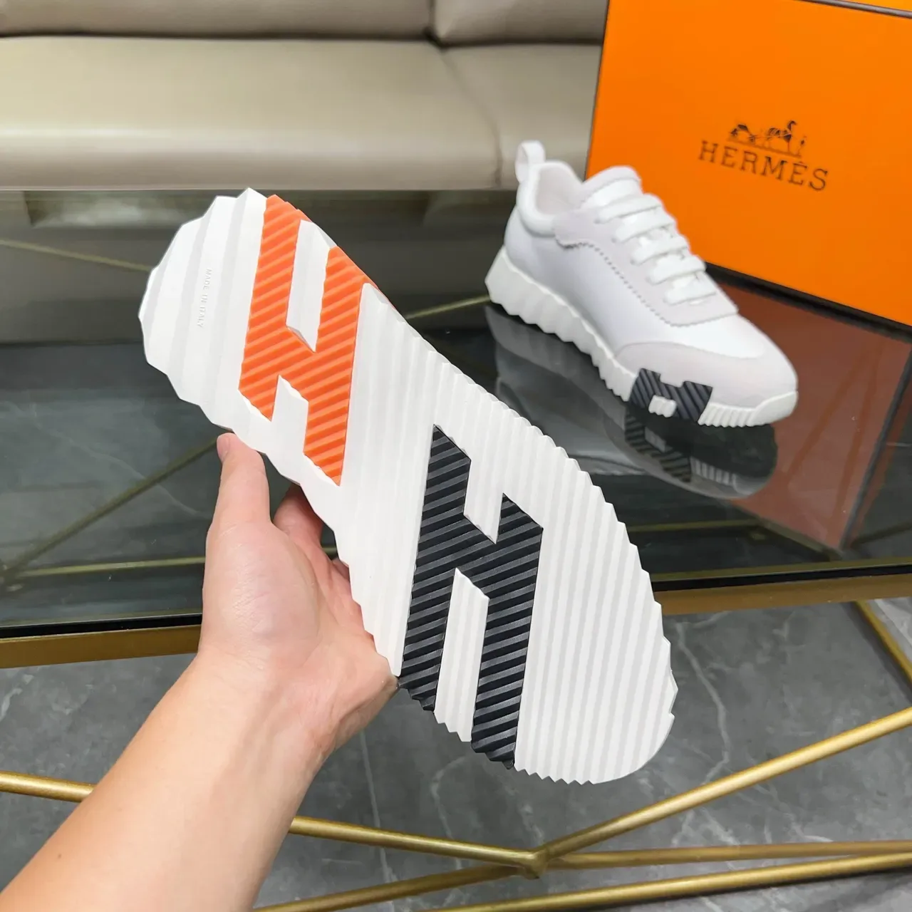 Hermès White Orange नعل منحوت ذو تسنين متباين ألواح سويدي وجلد ناعم حذاء نمط حياة 3