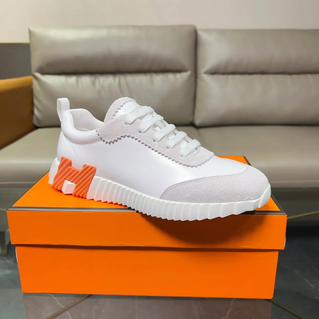 Hermès White Orange नعل منحوت ذو تسنين متباين ألواح سويدي وجلد ناعم حذاء نمط حياة 4