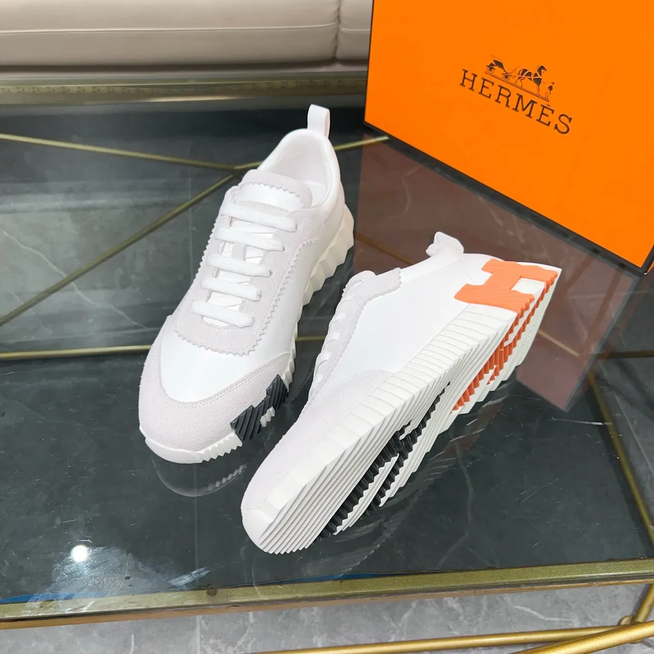 Hermès White Orange नعل منحوت ذو تسنين متباين ألواح سويدي وجلد ناعم حذاء نمط حياة 5