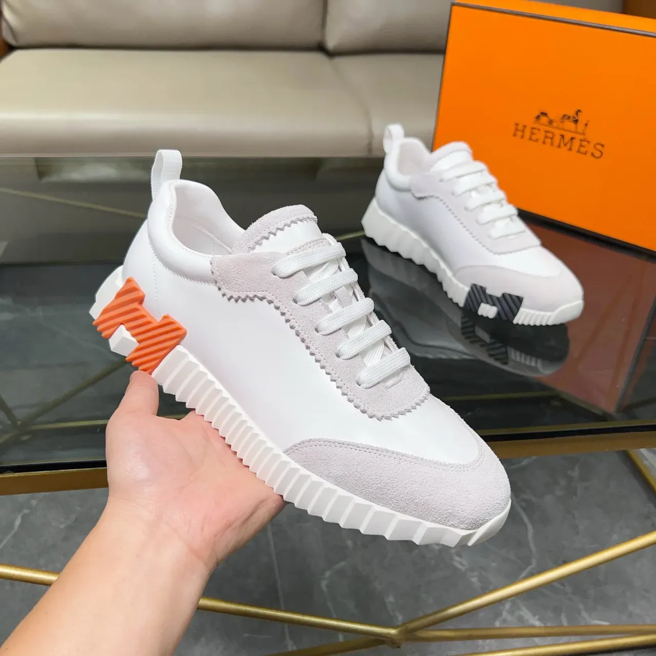 Hermès White Orange नعل منحوت ذو تسنين متباين ألواح سويدي وجلد ناعم حذاء نمط حياة 6