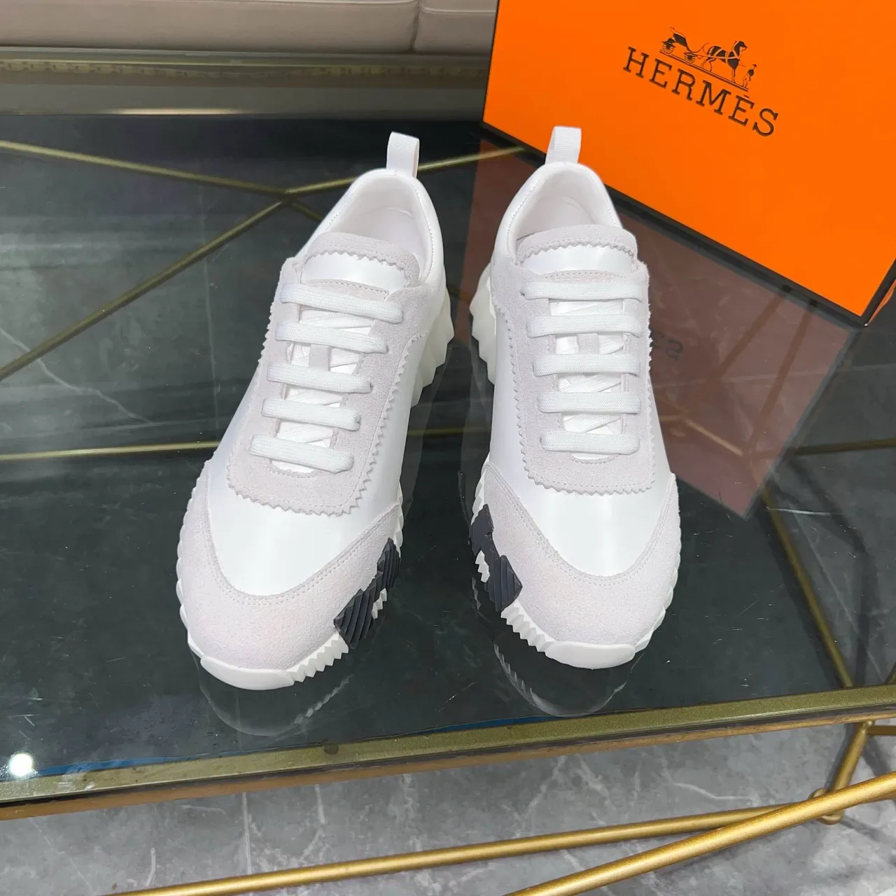 Hermès White Orange नعل منحوت ذو تسنين متباين ألواح سويدي وجلد ناعم حذاء نمط حياة 7