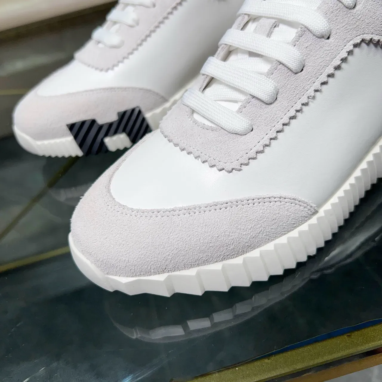 Hermès White Orange नعل منحوت ذو تسنين متباين ألواح سويدي وجلد ناعم حذاء نمط حياة 8