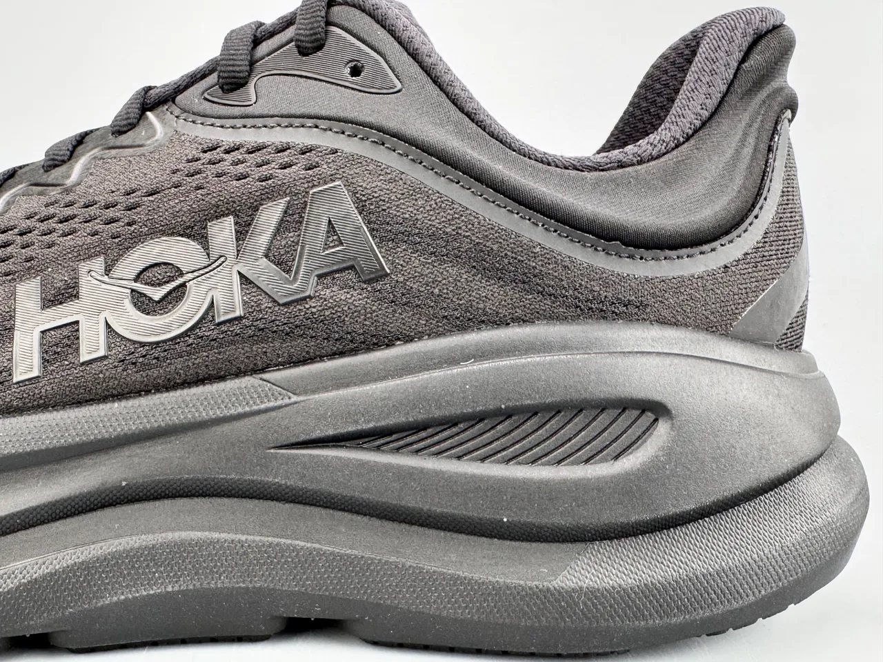 Hoka Clifton काले मोनोक्रोम इंजीनियर मेश अपर रनिंग जूते 3