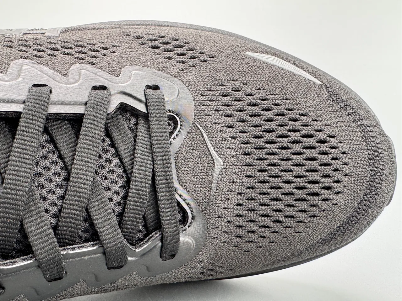 Hoka Clifton काले मोनोक्रोम इंजीनियर मेश अपर रनिंग जूते 4