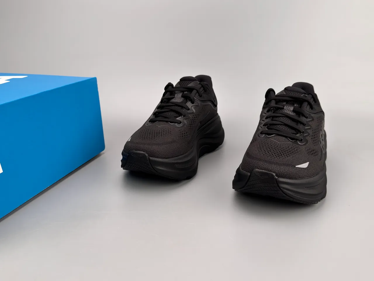 Hoka Clifton काले मोनोक्रोम इंजीनियर मेश अपर रनिंग जूते 5