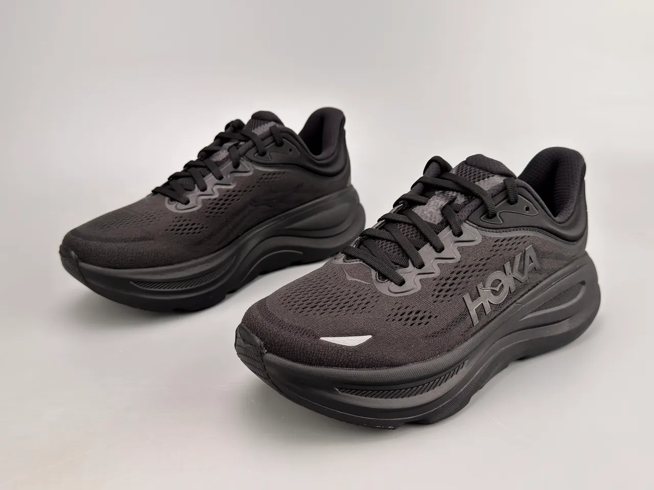 Hoka Clifton काले मोनोक्रोम इंजीनियर मेश अपर रनिंग जूते 7