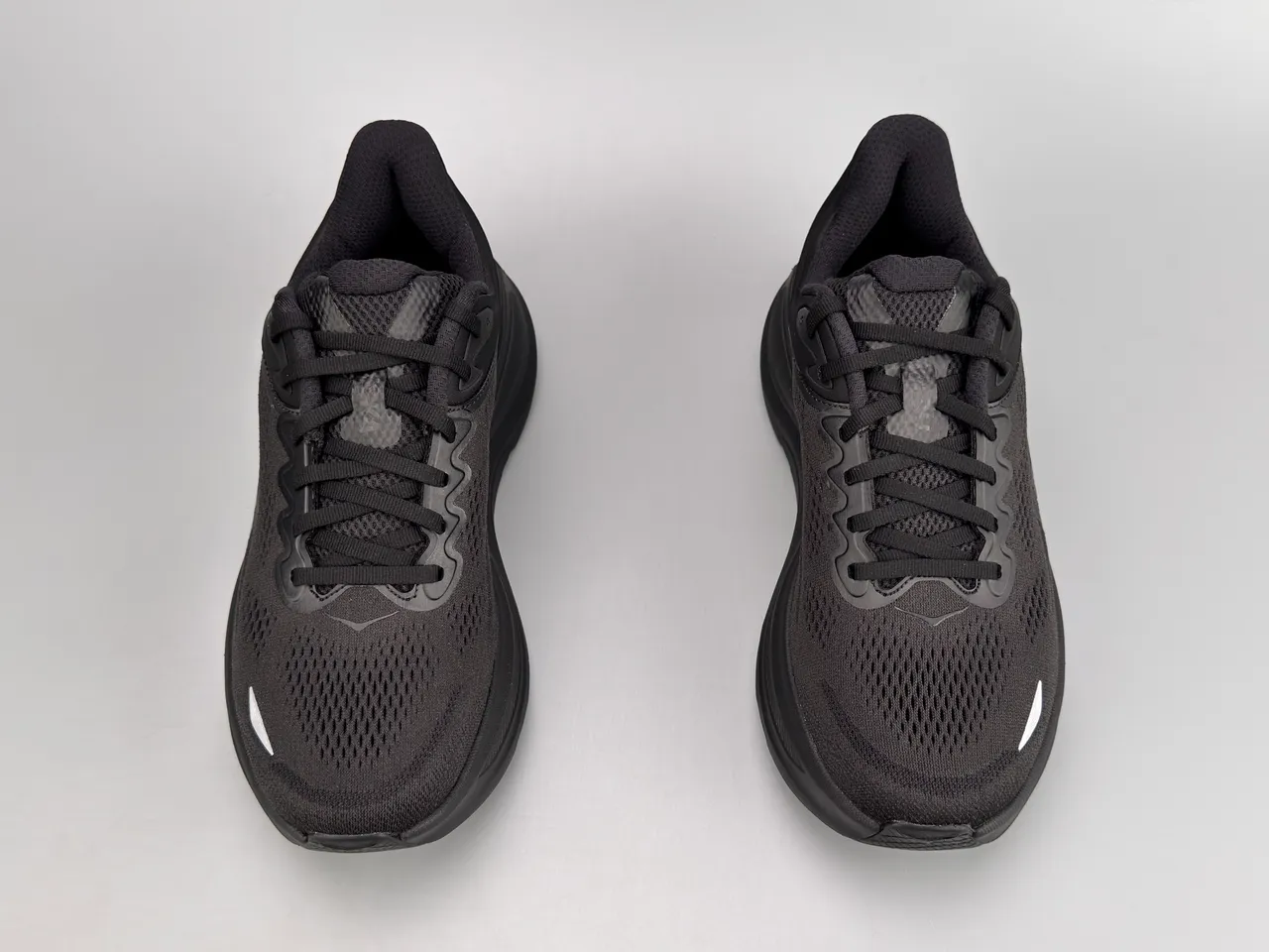 Hoka Clifton काले मोनोक्रोम इंजीनियर मेश अपर रनिंग जूते 9