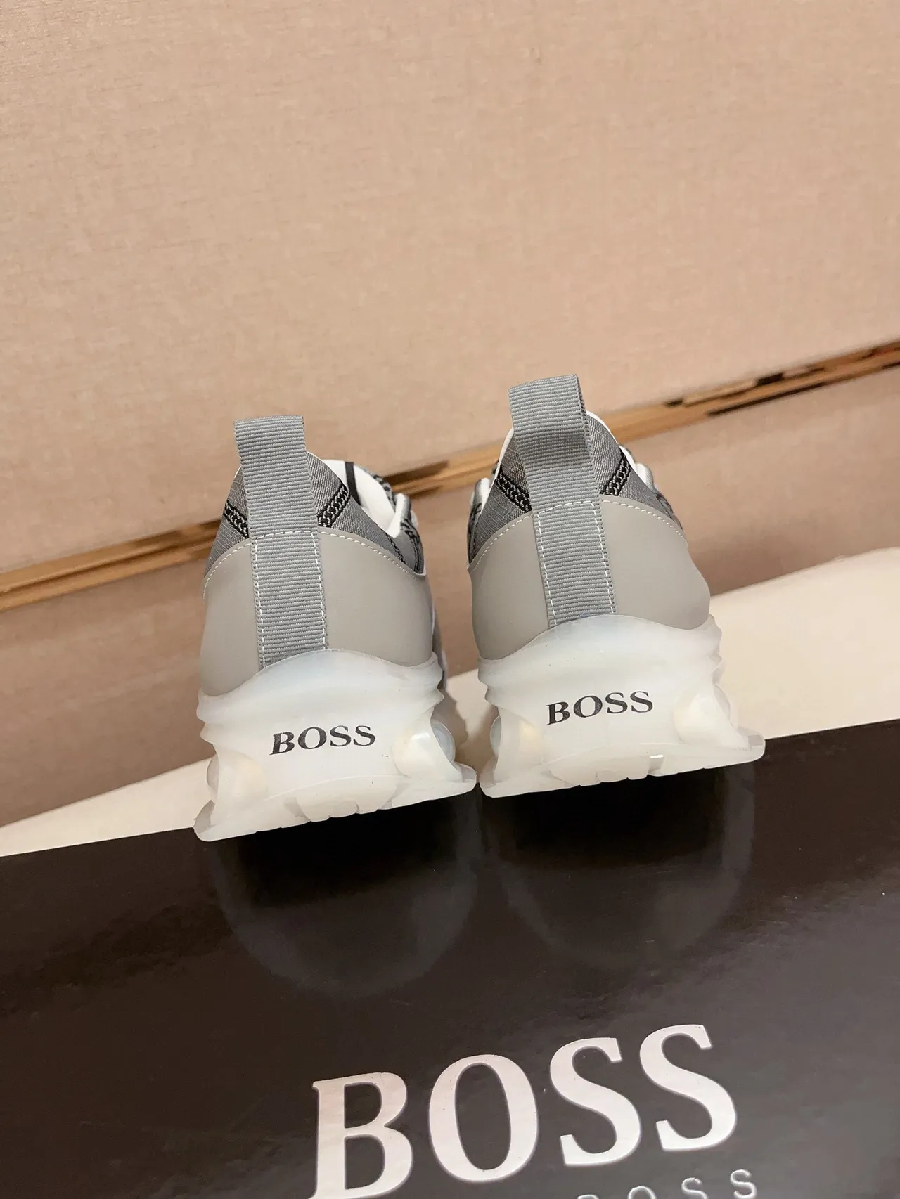 Hugo Boss ग्रे पारदर्शी स्कल्प्टेड मिडसोल नकली चमड़े की ऊपरी सतह मोटी स्नीकर 8