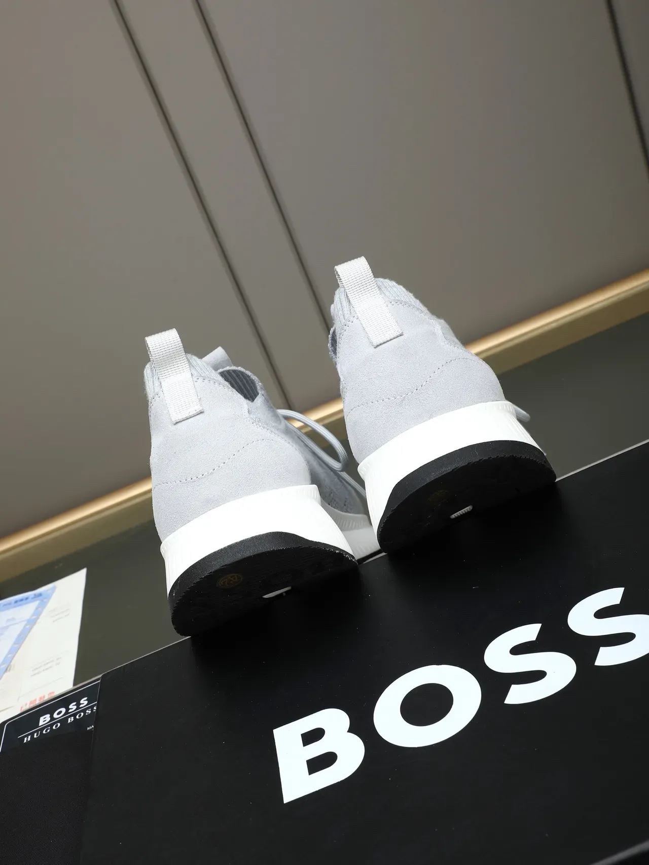 Hugo Boss Gris Blanc Sneakers Lifestyle Haut en Tricot Col Ribbed 3