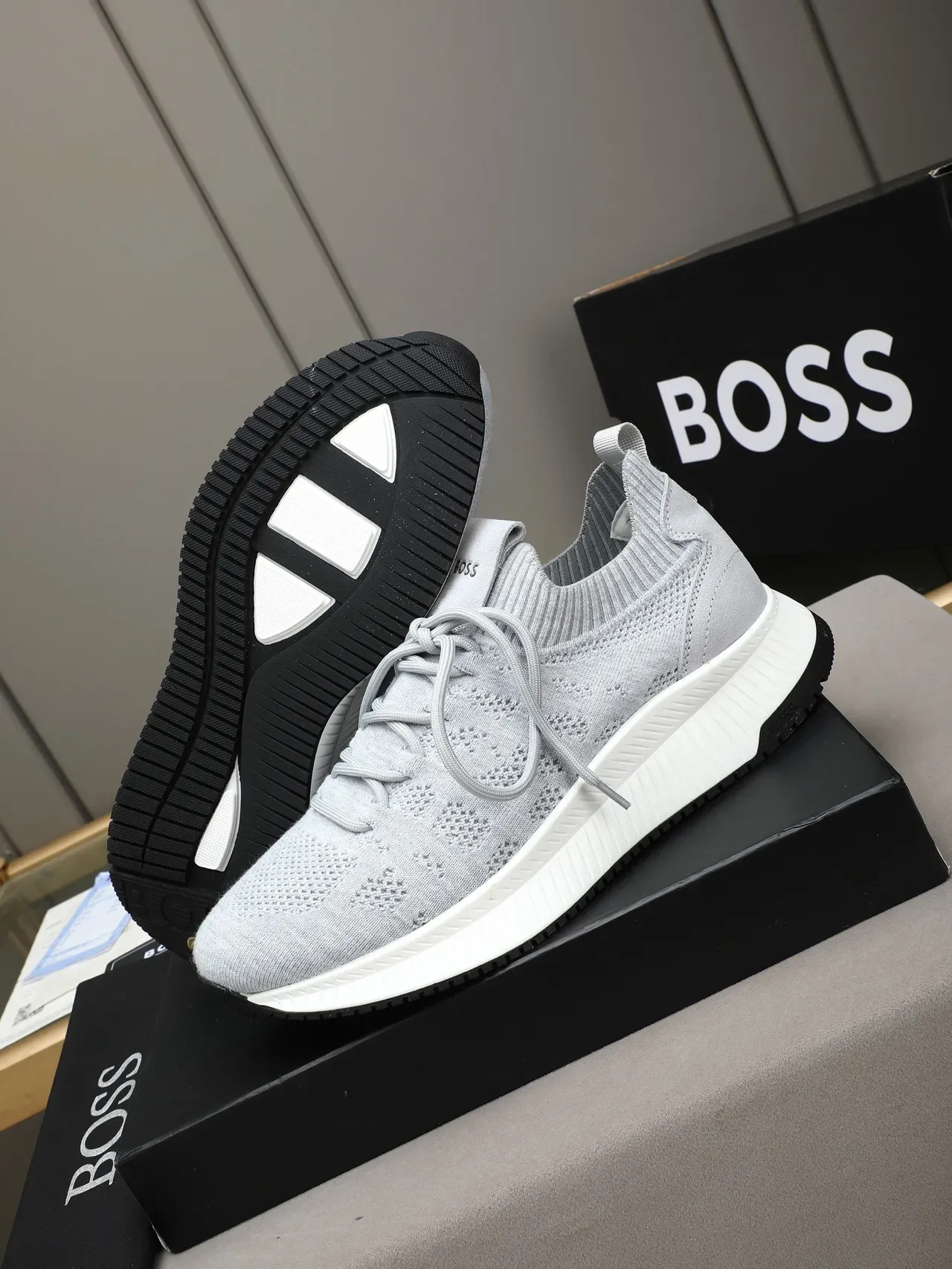 Hugo Boss Gris Blanc Sneakers Lifestyle Haut en Tricot Col Ribbed 4