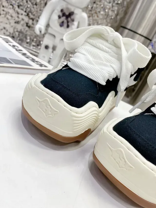 Jil Sander Sneakers Chunky Negras y Blancas con suela esculpida ondulada y parte superior de lona 4