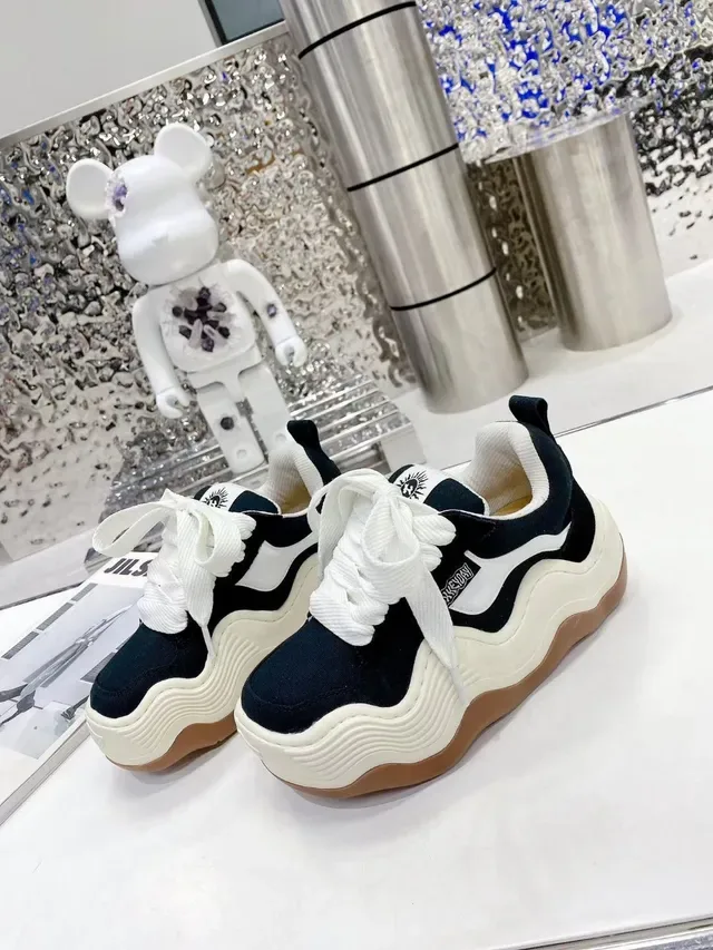 Jil Sander Sneakers Chunky Negras y Blancas con suela esculpida ondulada y parte superior de lona 7
