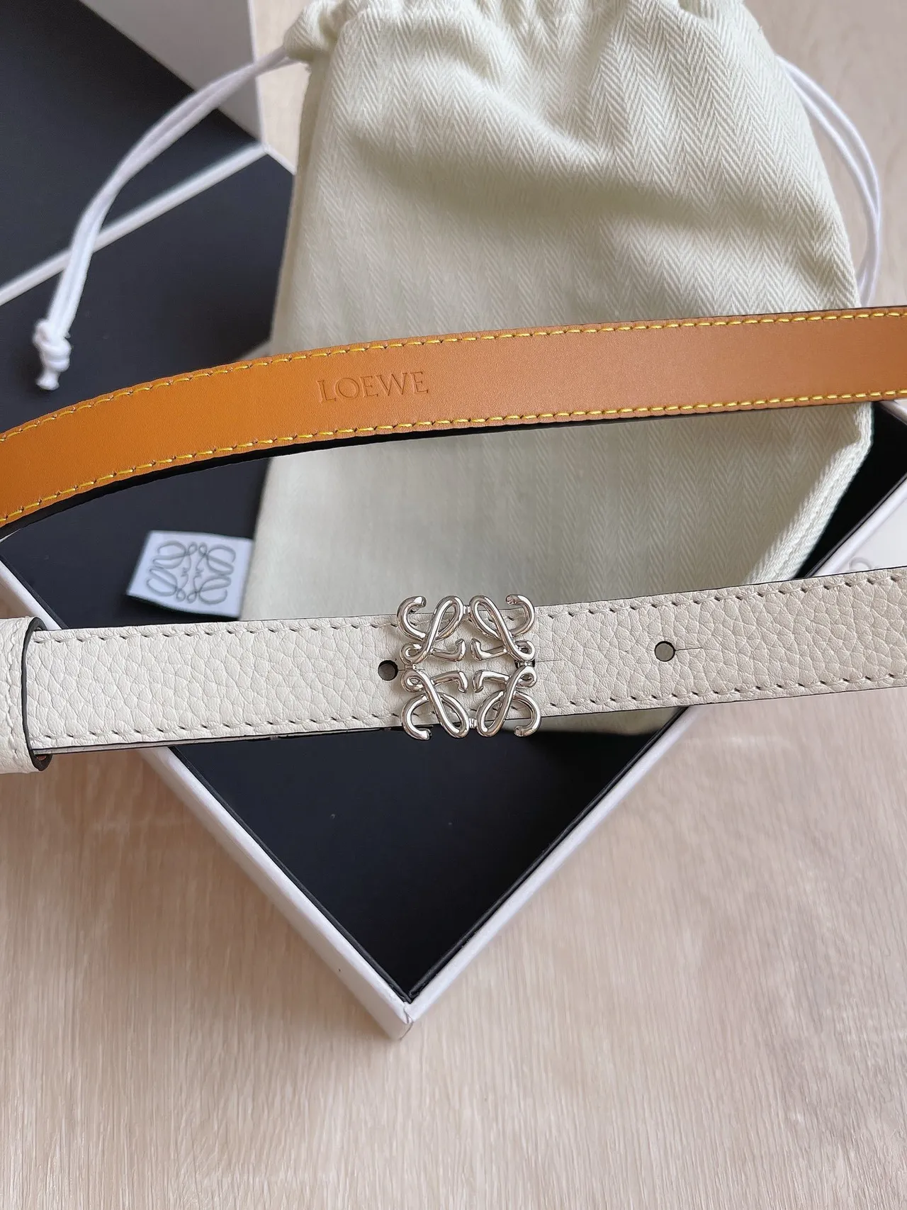 Loeve Anagram Belt 米色银色窄粒面皮革腰带 2