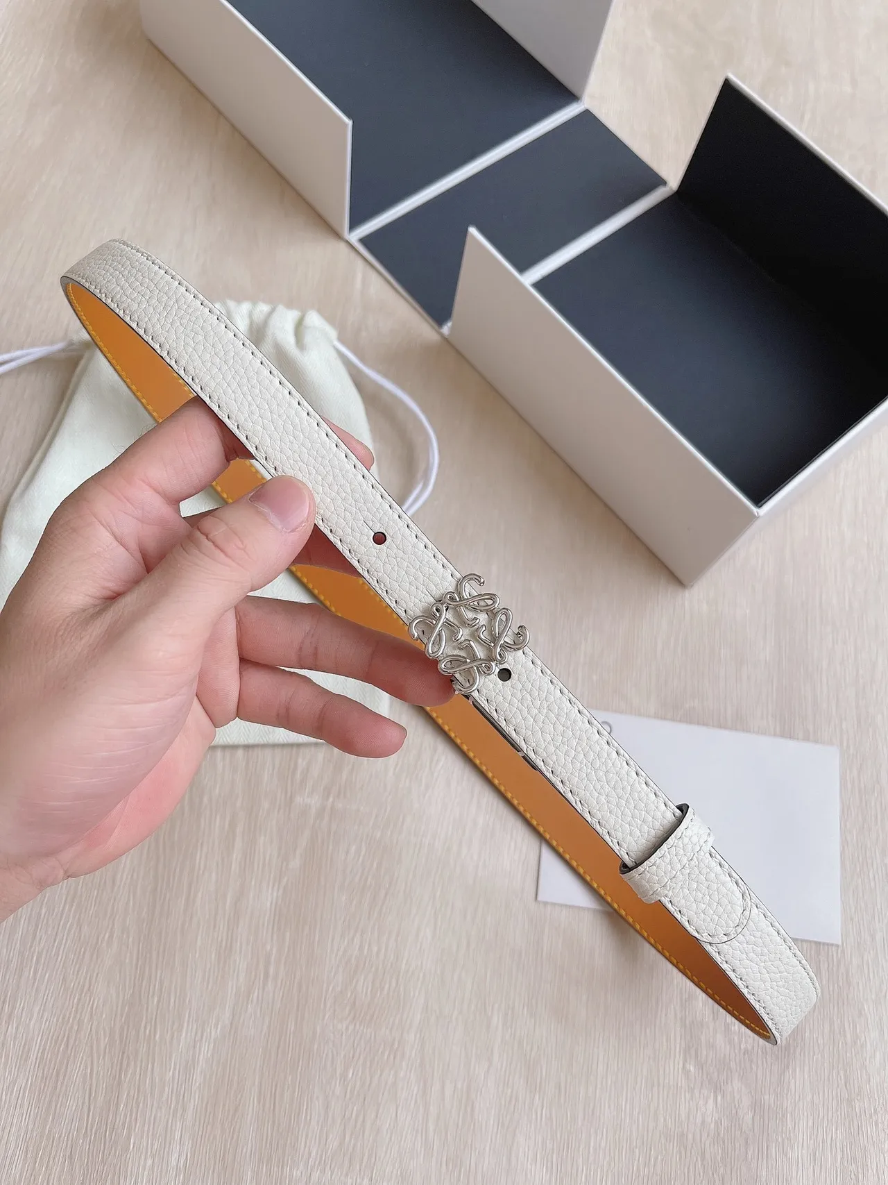 Loeve Anagram Belt 米色银色窄粒面皮革腰带 3