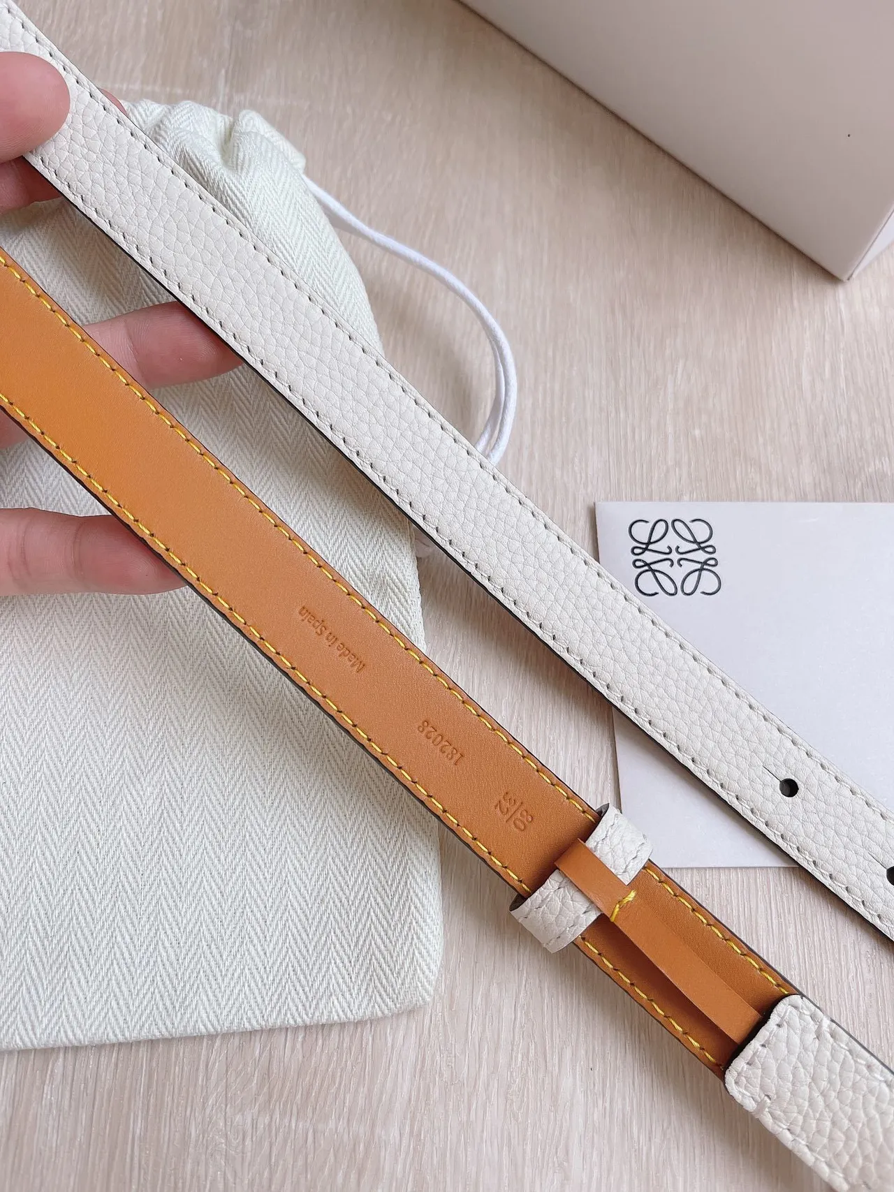 Loeve Anagram Belt 米色银色窄粒面皮革腰带 4