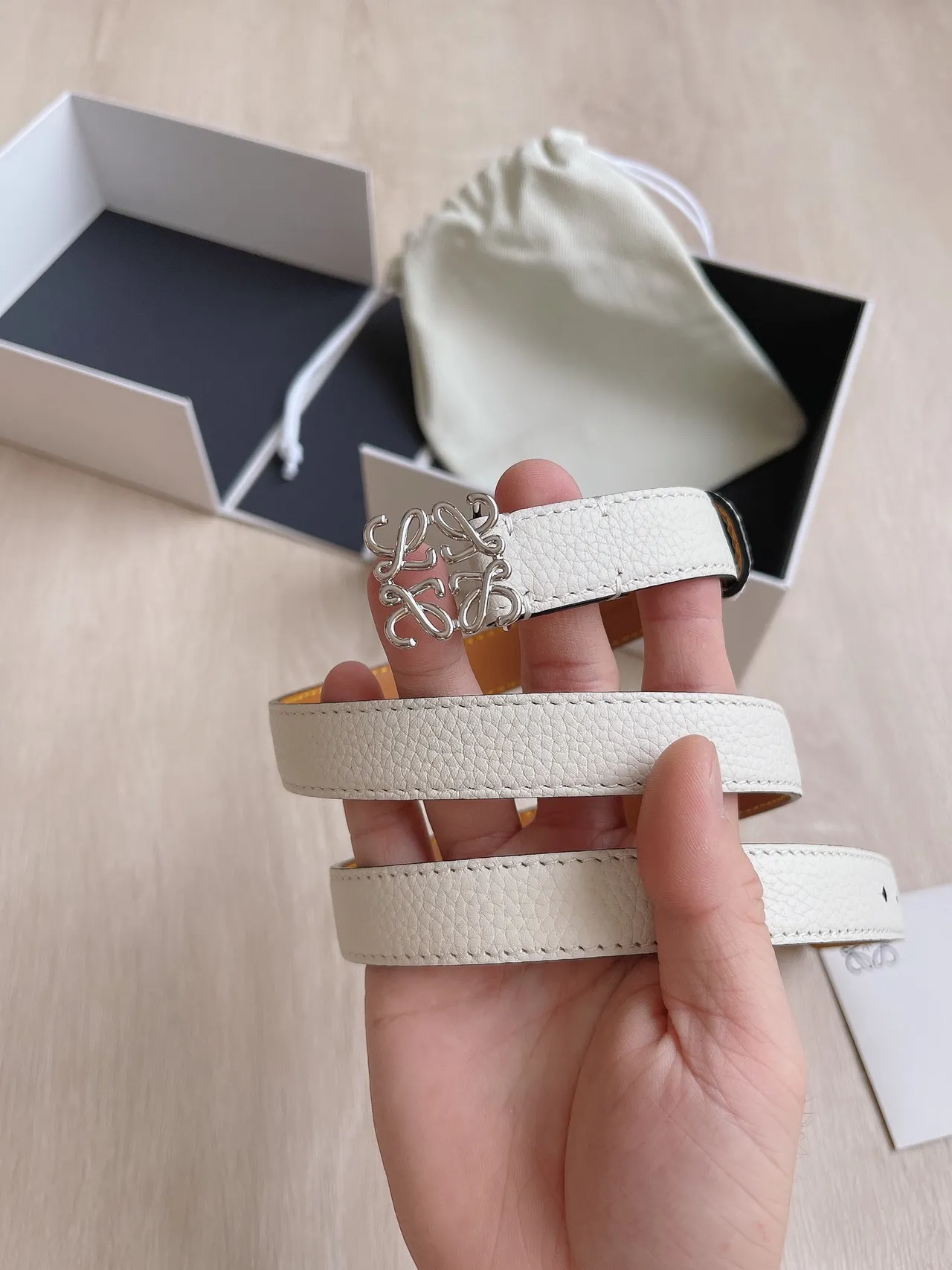 Loeve Anagram Belt 米色银色窄粒面皮革腰带 7