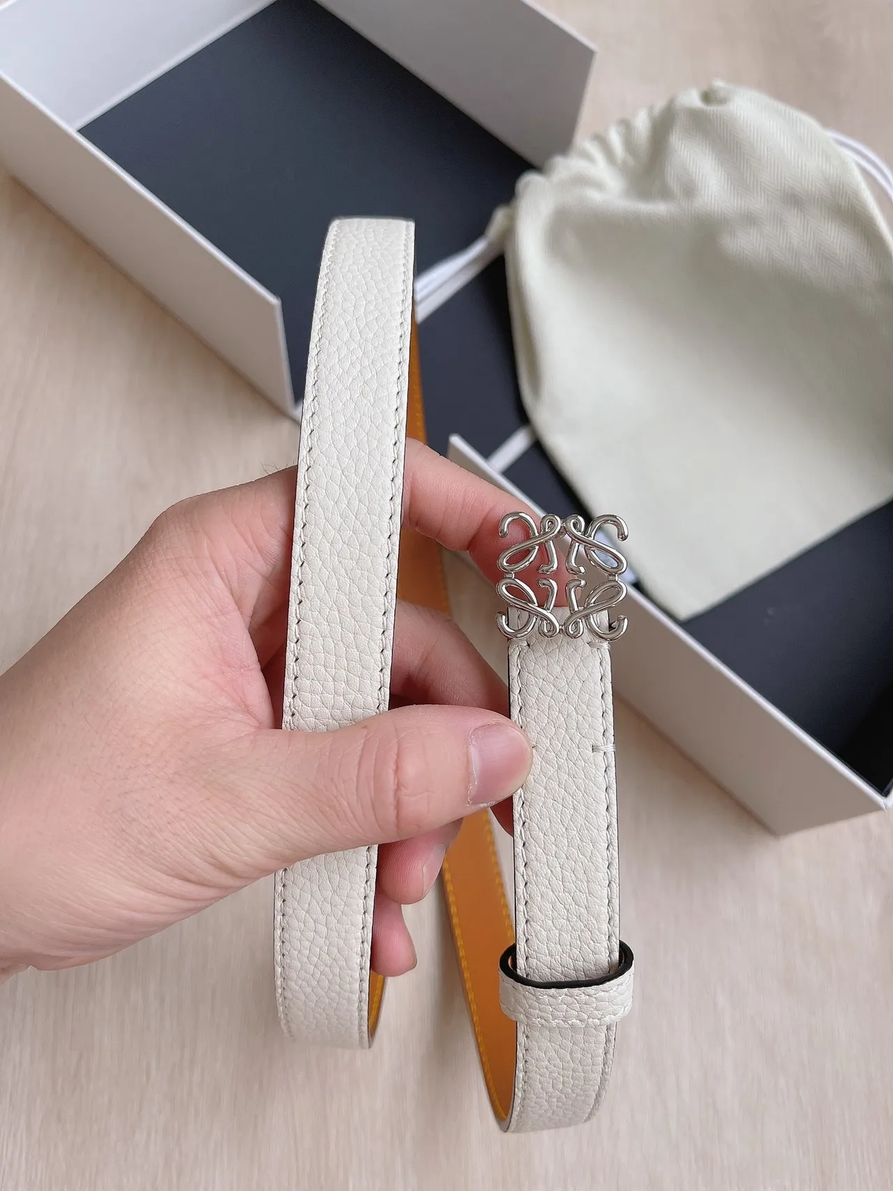 Loeve Anagram Belt 米色银色窄粒面皮革腰带 9