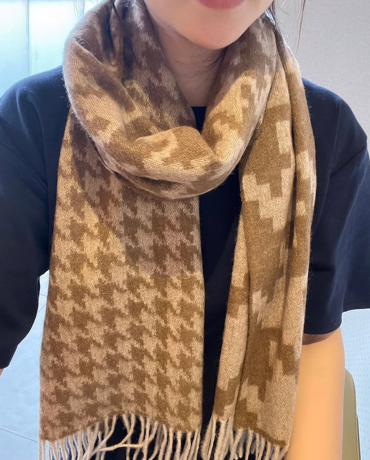 Loewe Anagram Jacquard Bufanda de Cachemira Beige y Marrón 2