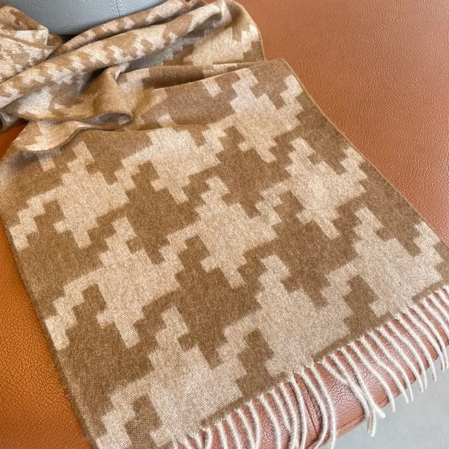 Loewe Anagram Jacquard Bufanda de Cachemira Beige y Marrón 5