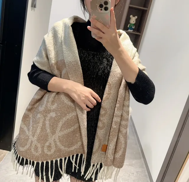 Loewe Écharpe en cachemire beige à motif jacquard tissé aux extrémités frangées 2