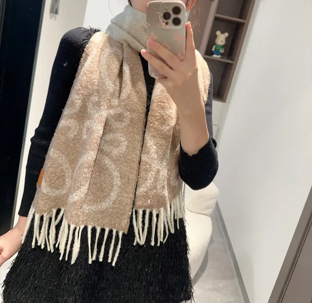 Loewe Écharpe en cachemire beige à motif jacquard tissé aux extrémités frangées 3
