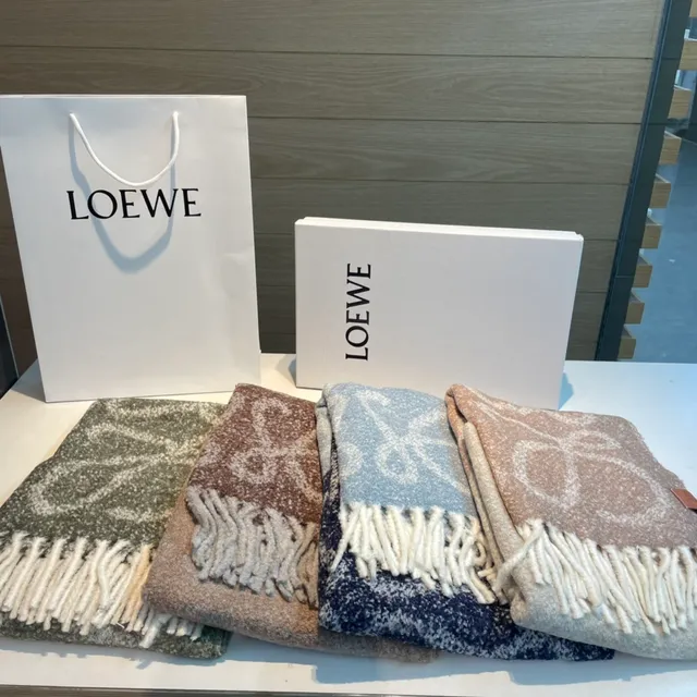 Loewe Écharpe en cachemire beige à motif jacquard tissé aux extrémités frangées 4