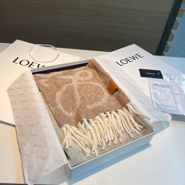 Loewe Écharpe en cachemire beige à motif jacquard tissé aux extrémités frangées 5