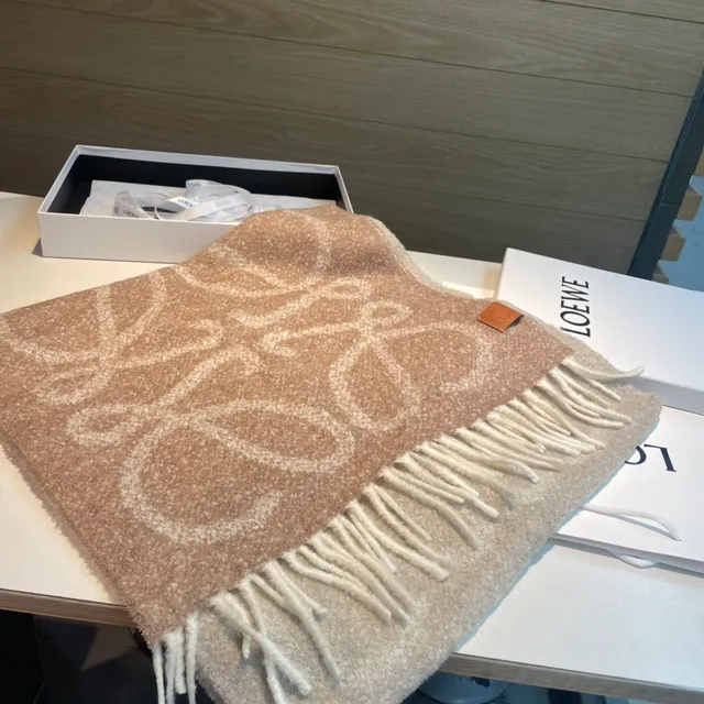 Loewe Écharpe en cachemire beige à motif jacquard tissé aux extrémités frangées 7