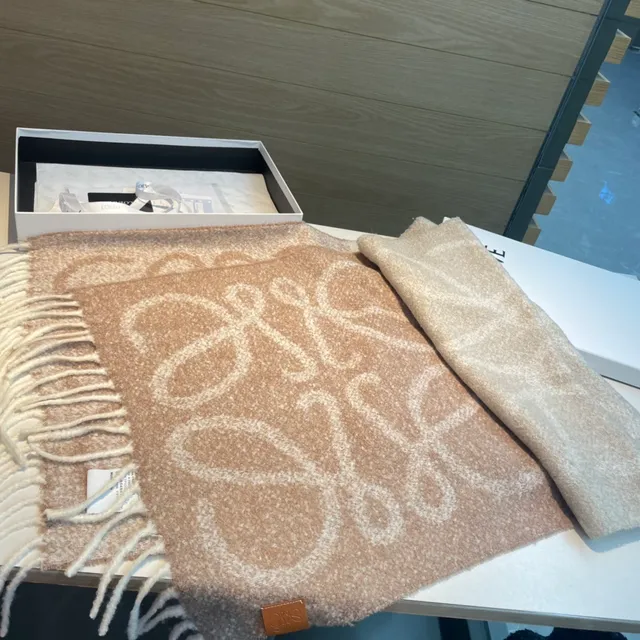 Loewe Écharpe en cachemire beige à motif jacquard tissé aux extrémités frangées 9