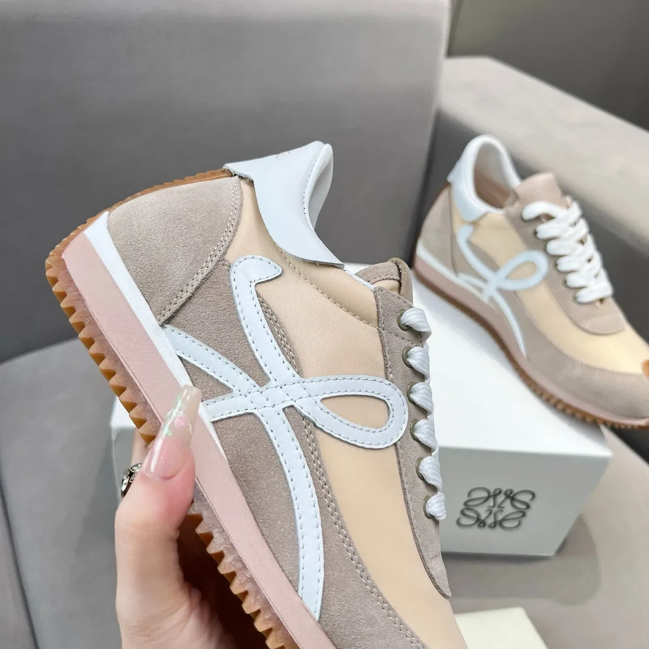 Loewe Flow Runner sneakers lifestyle beige et blanc 5