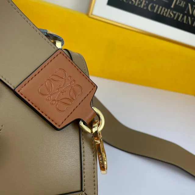 Loewe Gate Black Gold संरचित चमड़ा हार्डवेयर हैंडबैग 4