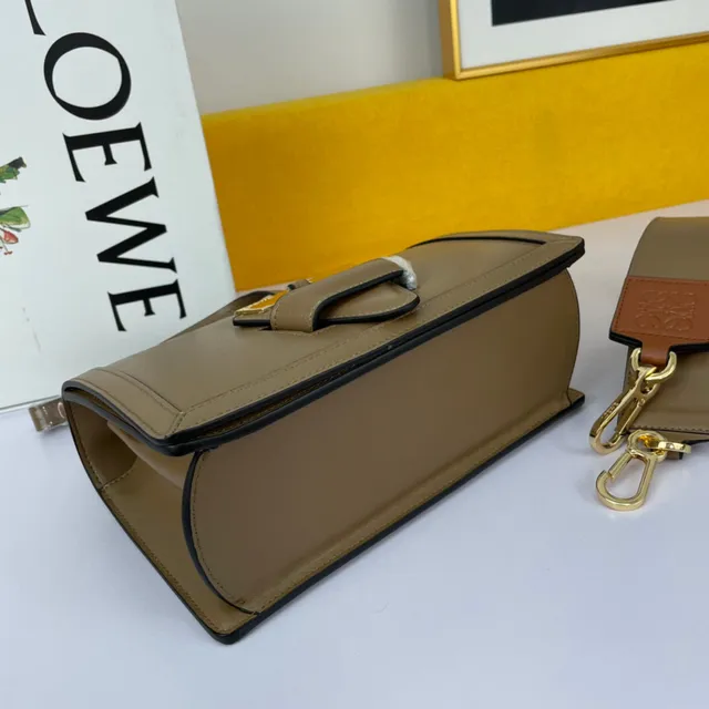 Loewe Gate Black Gold संरचित चमड़ा हार्डवेयर हैंडबैग 5