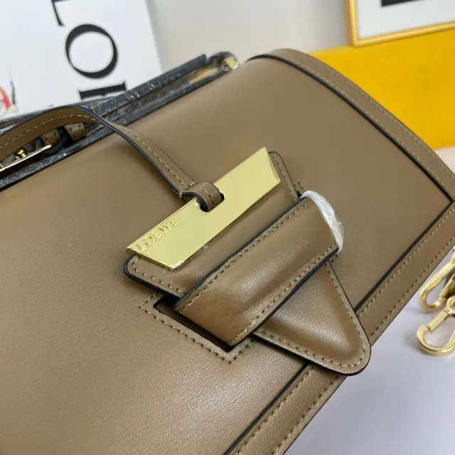 Loewe Gate Black Gold संरचित चमड़ा हार्डवेयर हैंडबैग 6