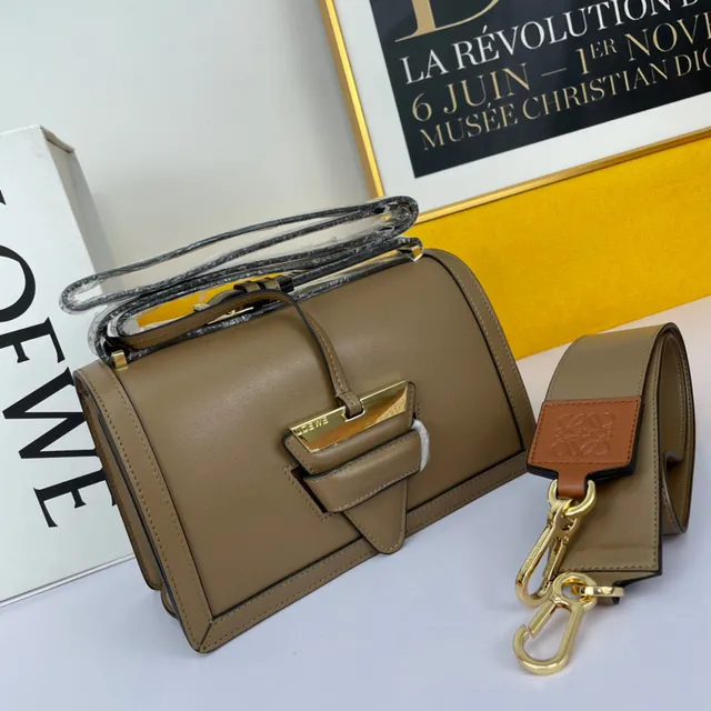 Loewe Gate Black Gold संरचित चमड़ा हार्डवेयर हैंडबैग 8
