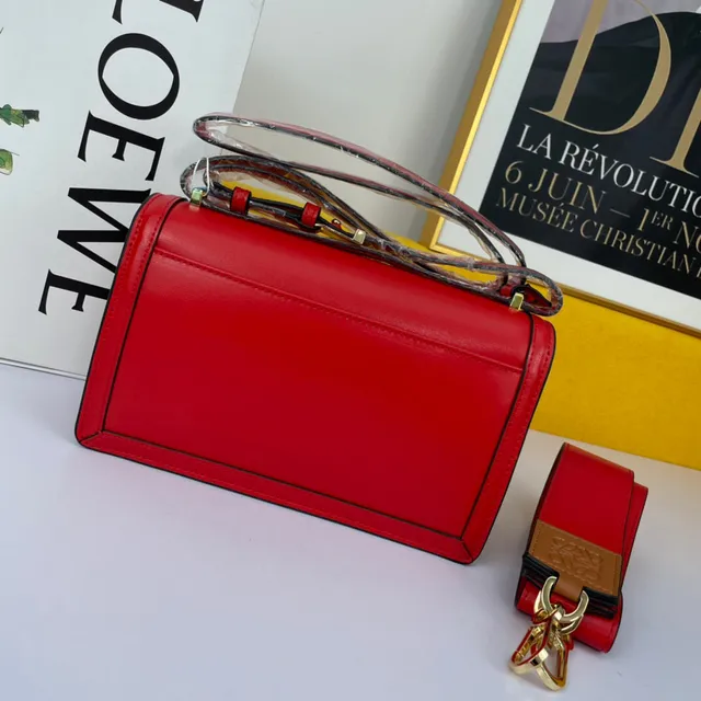 Loewe Gate Black Gold संरचित चमड़ा हार्डवेयर हैंडबैग 15