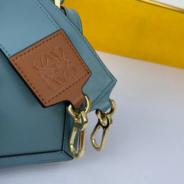 Loewe Gate Black Gold संरचित चमड़ा हार्डवेयर हैंडबैग 20