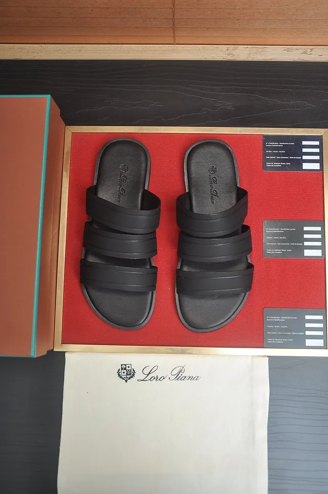 Loro Piana Sandales à triple bride noires moulées 2